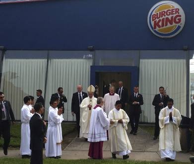 El Papa saliendo de la sacristía en el Burger King