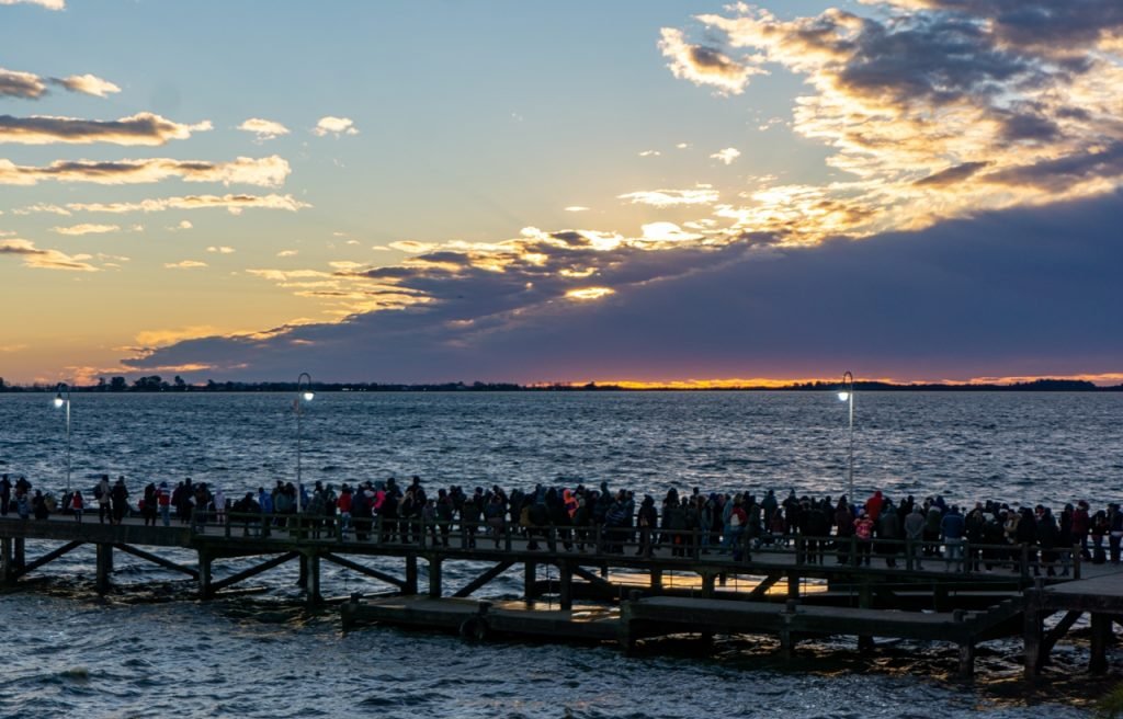 «Anhelando el milagro,pero el milagro no se produjo». El gentío en el muelle, como aquel 25 de agosto de 1973.