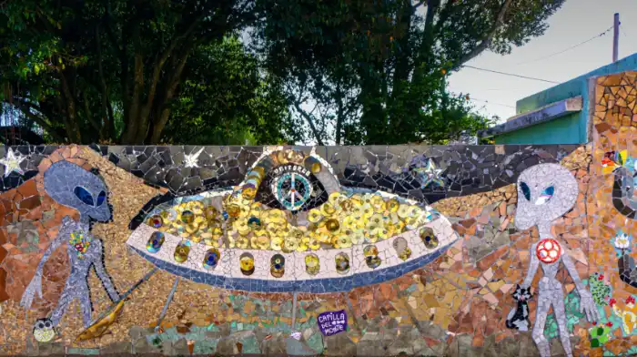 Obra de arte en un muro de Capilla de Monte